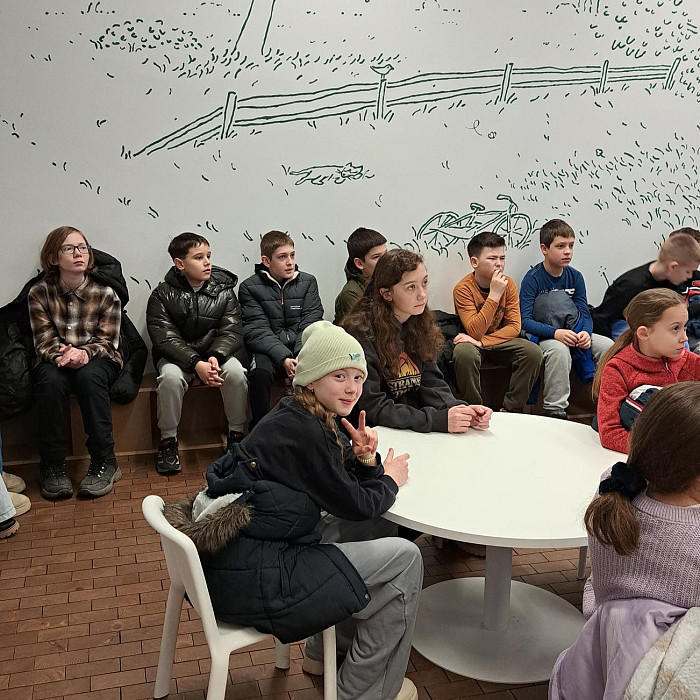 Ledinski petošolci so obiskali knjižnico Rog