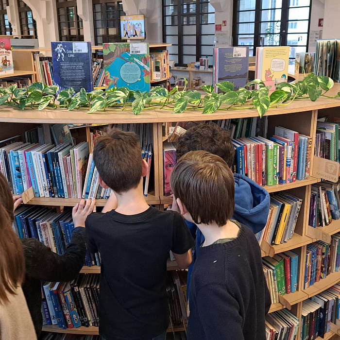 Ledinski petošolci so obiskali knjižnico Rog