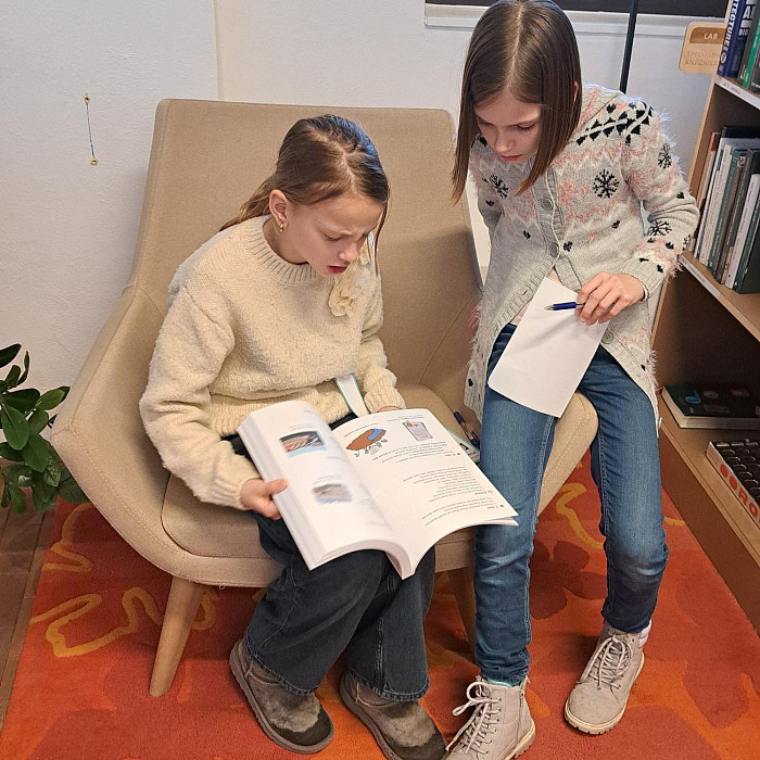 Ledinski petošolci so obiskali knjižnico Rog