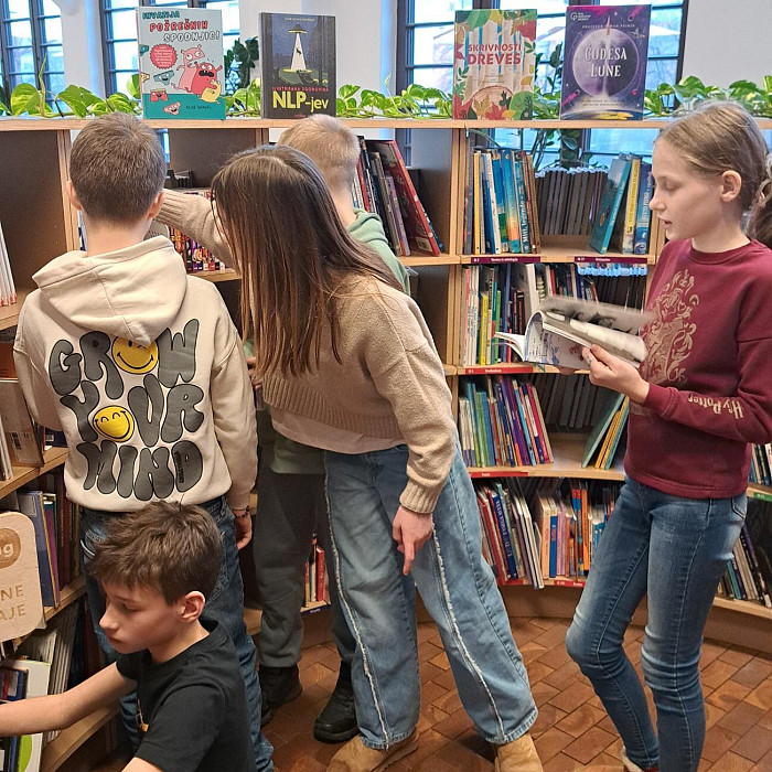 Ledinski petošolci so obiskali knjižnico Rog