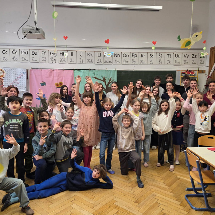 Medgeneracijski most prijateljstva med dijaki 1. letnika gimnazije Ledina in tretješolci