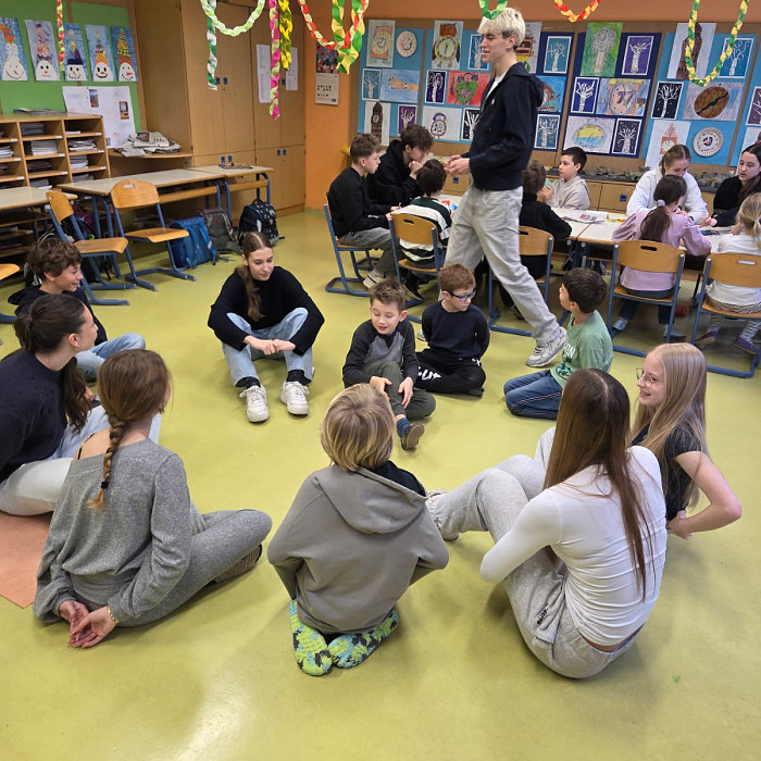 Medgeneracijski most prijateljstva med dijaki 1. letnika gimnazije Ledina in tretješolci