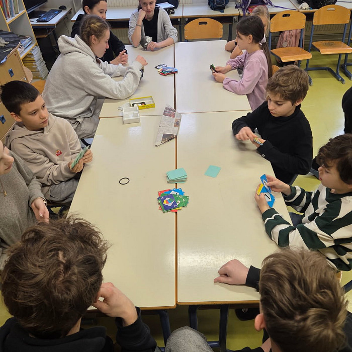 Medgeneracijski most prijateljstva med dijaki 1. letnika gimnazije Ledina in tretješolci