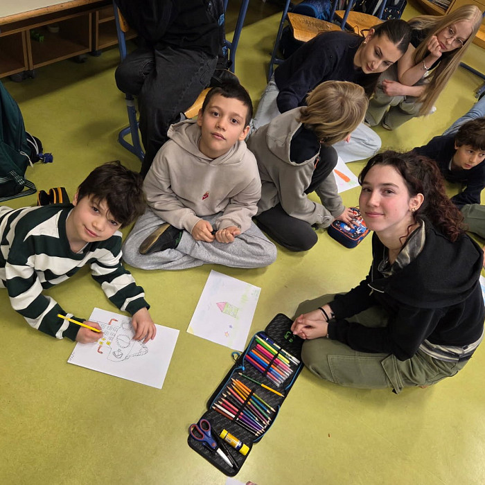 Medgeneracijski most prijateljstva med dijaki 1. letnika gimnazije Ledina in tretješolci