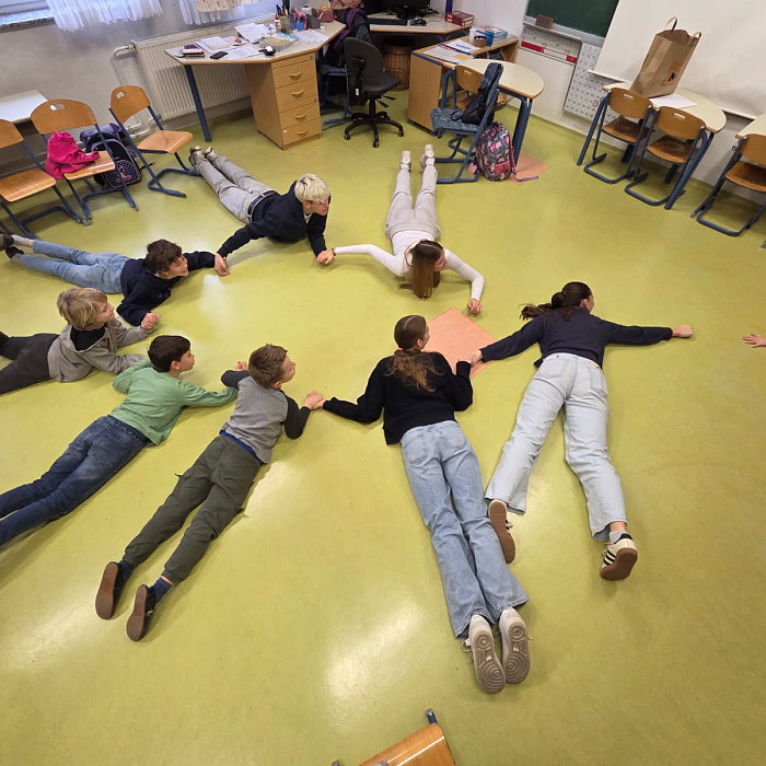 Medgeneracijski most prijateljstva med dijaki 1. letnika gimnazije Ledina in tretješolci