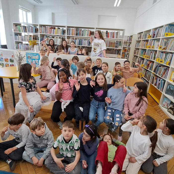 Branje poezije v šolski knjižnici 