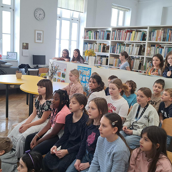 Branje poezije v šolski knjižnici 