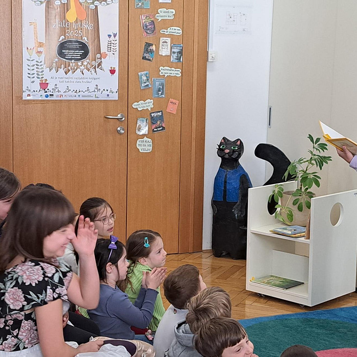 Branje poezije v šolski knjižnici 