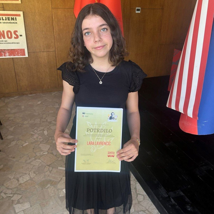 Lara Lavrenčič med najboljšimi mladimi pesniki v Sloveniji