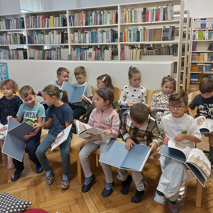 Prvošolčki v šolski knjižnici prejeli slikanice 