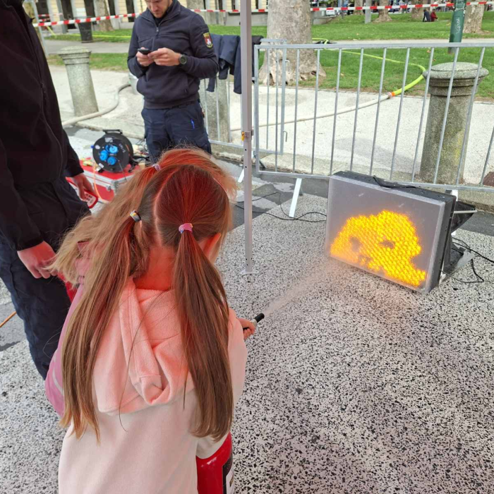Drugošolci na prireditvi Dan z gasilci