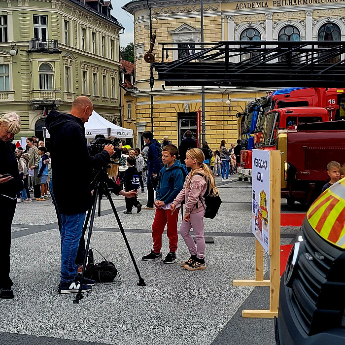 Tretješolci v akciji: gasilske čelade, sirene in  TV-kamere