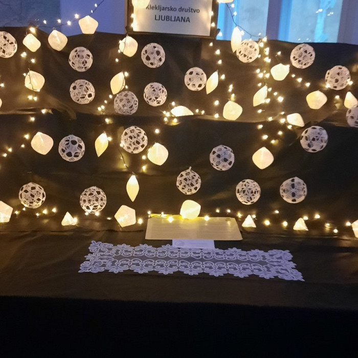 Križanke so za dva dni postale središče čipkarske ustvarjalnosti, tradicije in druženja.